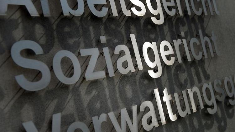 Für die Beurteilung einer Tätigkeit prüft das Sozialgericht verschiedene Kriterien, zum Beispiel, ob eine arbeitnehmertypische Weisungsabhängigkeit vorliegt.  