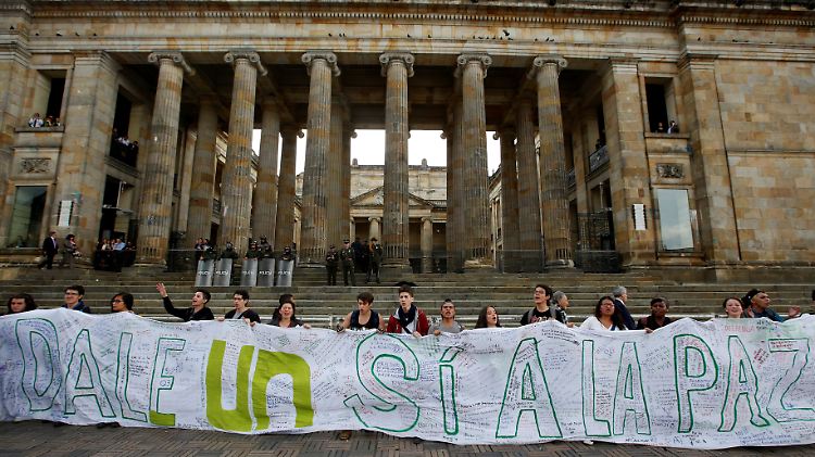 "Sag Ja zum Frieden": Kolumbianische Studenten vor der Nationalversammlung in Bogota