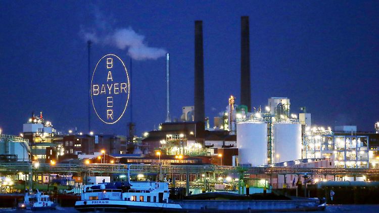 Dass sich Bayer mit der Übernahme ein höchst unbeliebtes Unternehmen einverleibt, stört die Leverkusener nicht.