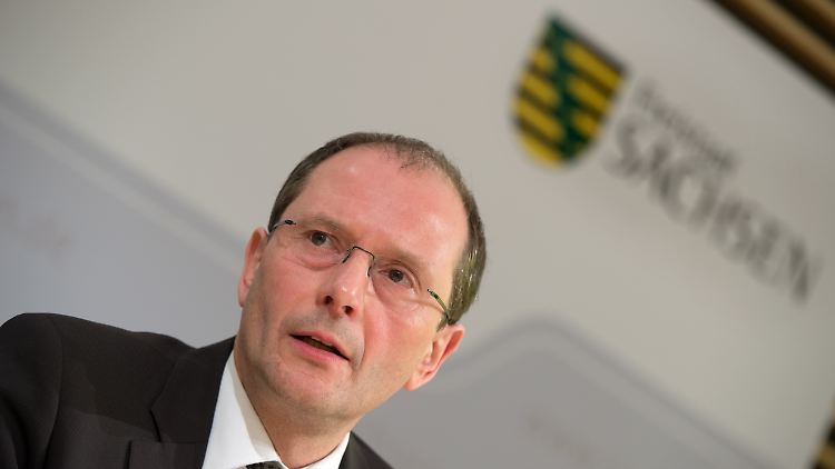 Der sächsische Innenminister will sich von den Vorkommnissen am Einheitstag nicht abschrecken lassen.