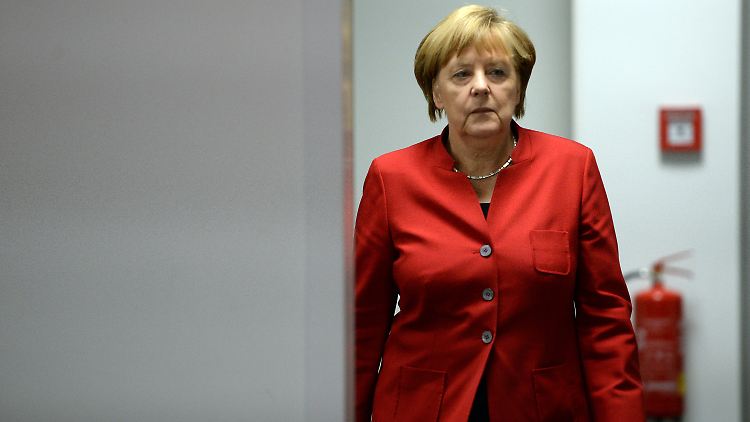 Bundeskanzlerin Angela Merkel sieht eine konstante Grundhaltung in ihrer Flüchtlingspolitik.