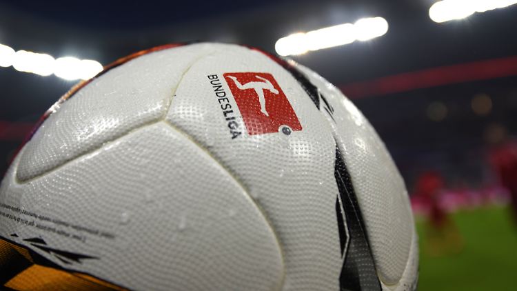 Der Ball rollt in der Fußball-Bundesliga künftig auch montags.