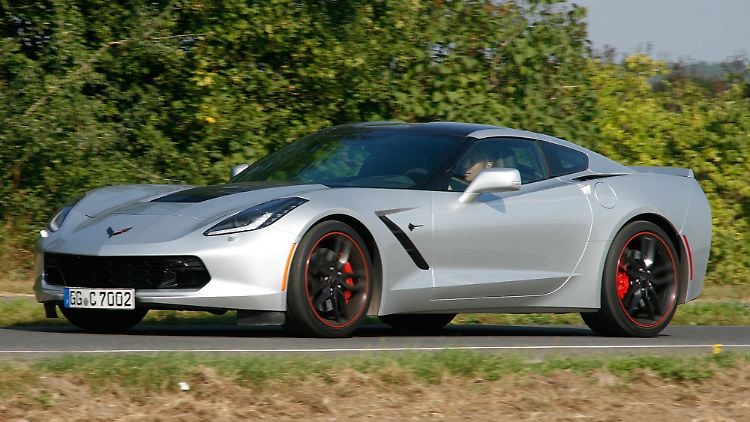 Nicht einmal 1,30 Meter hoch duckt sich die Corvette auf den Asphalt.