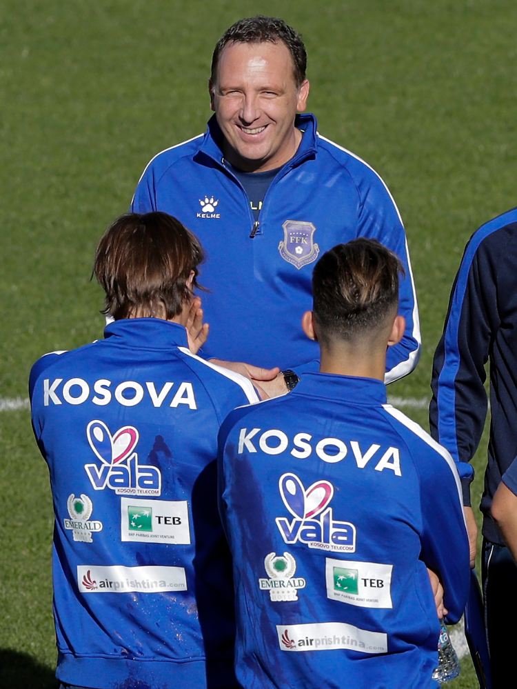 Trainer Albert Bunjaki und die kosovarische Nationalmannschaft werden ihr erstes Pflichtheimspiel in Albanien bestreiten.