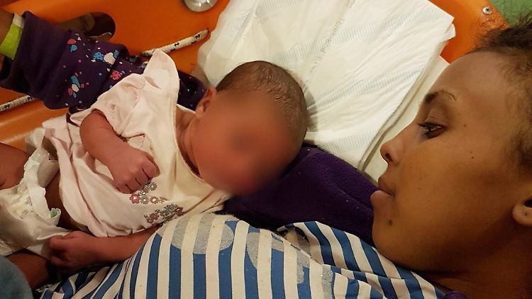 Diese Frau hat ihr Kind auf einem der Rettungsschiffe der italienischen Küstenwache geboren.