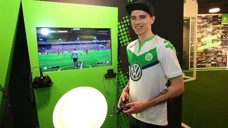 Der 22-jährige "DaveBtw" zockt im Auftrag des VfL Wolfsburg in der E-Sport-Welt.