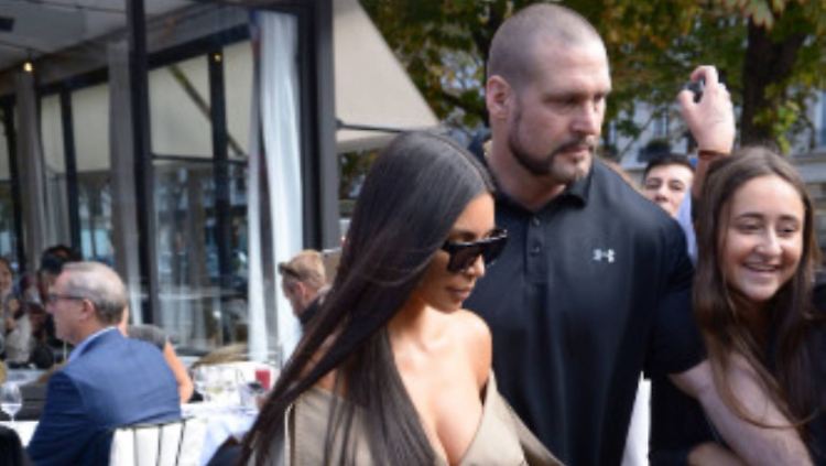 Der Star und sein Bodyguard: Kim Kardashian mit Pascal Duvier einen Tag vor dem Überfall in Paris.