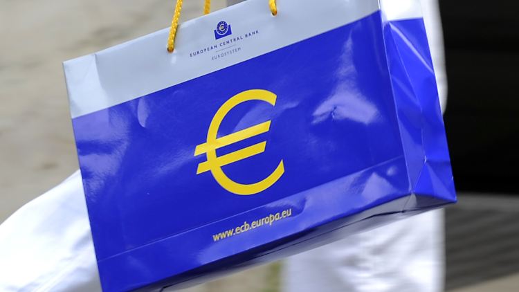 Bis kommenden März will die EZB Staats- und andere Schulden für insgesamt 1700 Milliarden Euro kaufen. Aber geeignete Papiere werden knapp.