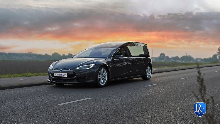 Remetzcar aus Holland hat ein Tesla Model S zum Leichenwagen umgebaut. 