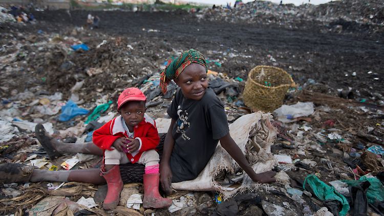 In Nairobi leben die Ärmsten der Armen von der Suche nach Plastik auf Müllkippen.