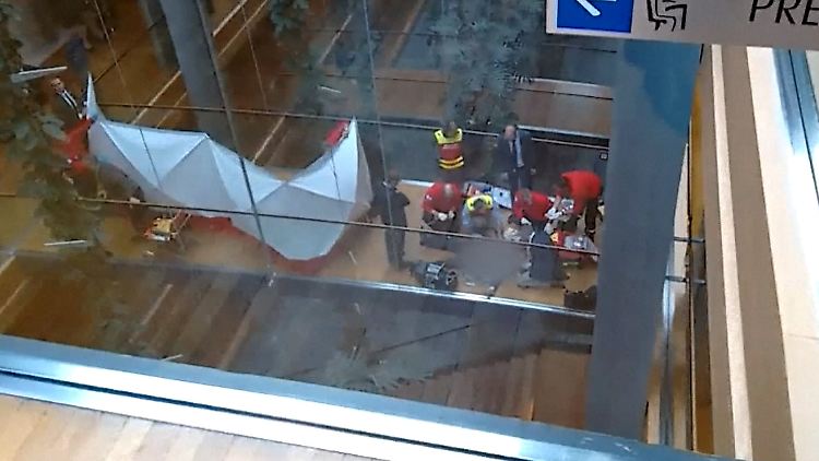 Überwachungsaufnahmen des Parlaments zeigen Sanitäter beim kollabierten Woolfe.