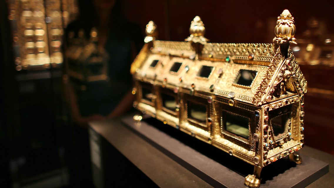 Das Erzbistum Köln hat viel Geld. Hier der Reliquienschrein des Heiligen Simon in der Vitrine der Domschatzkammer.