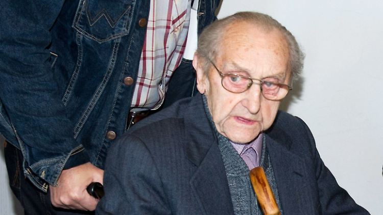Der Prozess gegen den früheren SS-Sanitäter ist vorerst geplatzt.