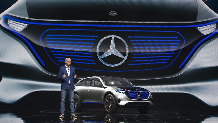 Stark aufgestellt: Daimler-Chef Dieter Zetsche bei der Präsentation auf der Automesse in Paris.