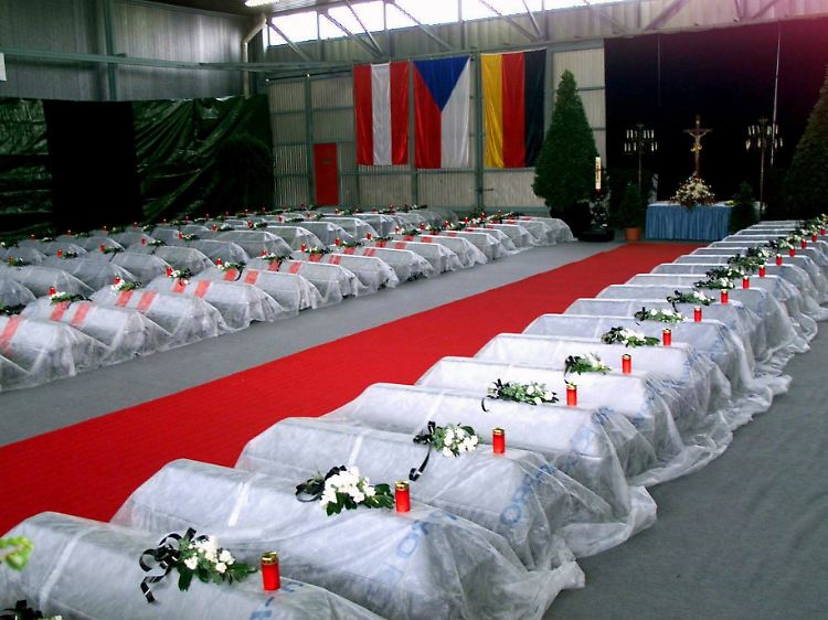 Am Salzburger Flughafen sind am 18.11.2000 die Särge der 155 Opfer des Seilbahnunglücks aufgebahrt.