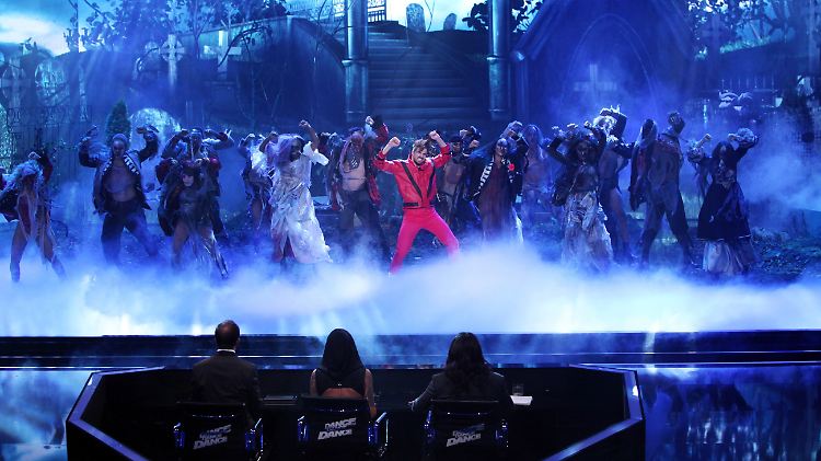 Bene Mayr tanzt bei seinem Solo zu 'Thriller' von Michael Jackson. 