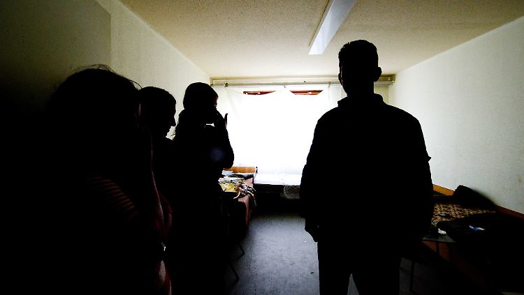 Asylbewerber in einem Zimmer im Wohnheim der Zentralen Ausländerbehörde in Eisenhüttenstadt.