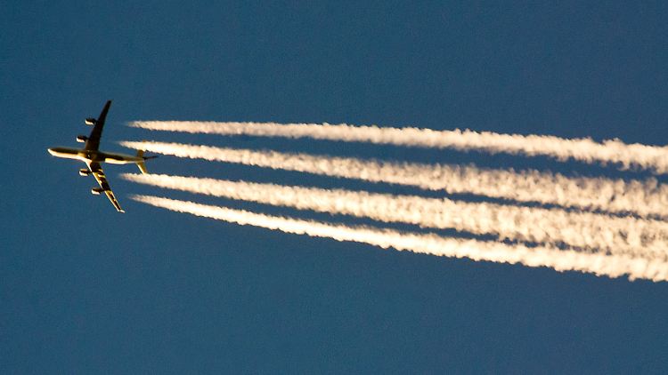 Das sogenannte "Fuel Dumping" dient dazu, vor einer Notlandung durch das Ablassen von Kerosin das Gewicht des Flugzeugs auf das zulässige Landegewicht abzusenken.