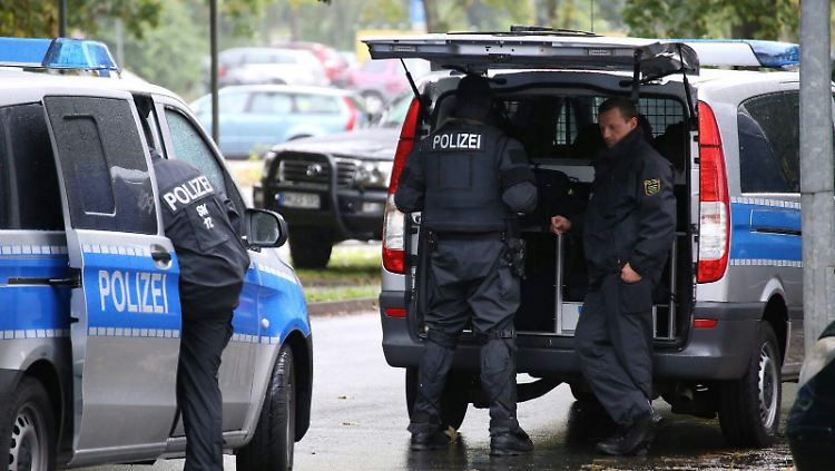 Polizei vor Ort im Wohngebiet "Fritz Heckert".