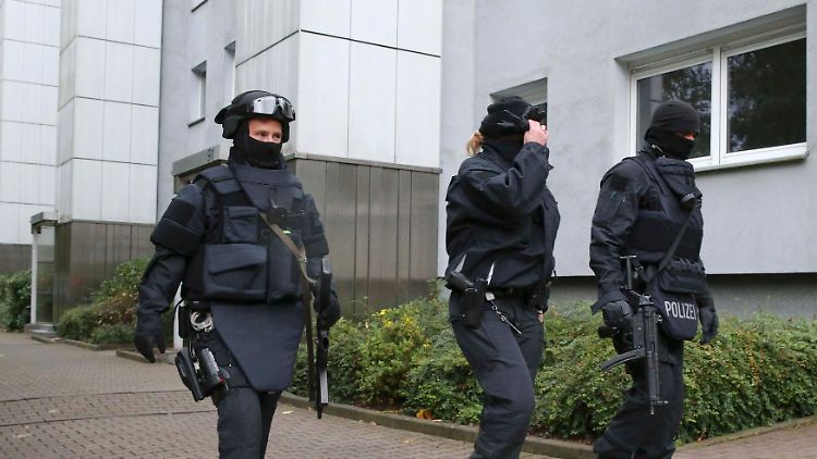 "Die Fahndung nach dem Tatverdächtigen läuft": Schwerbewaffnete Polizeibeamte in Chemnitz.