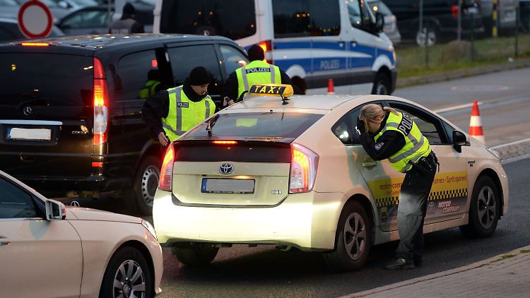 "Präventive Maßnahmen": Polizeibeamte durchsuchen am Flughafen Schönefeld Fahrzeuge.