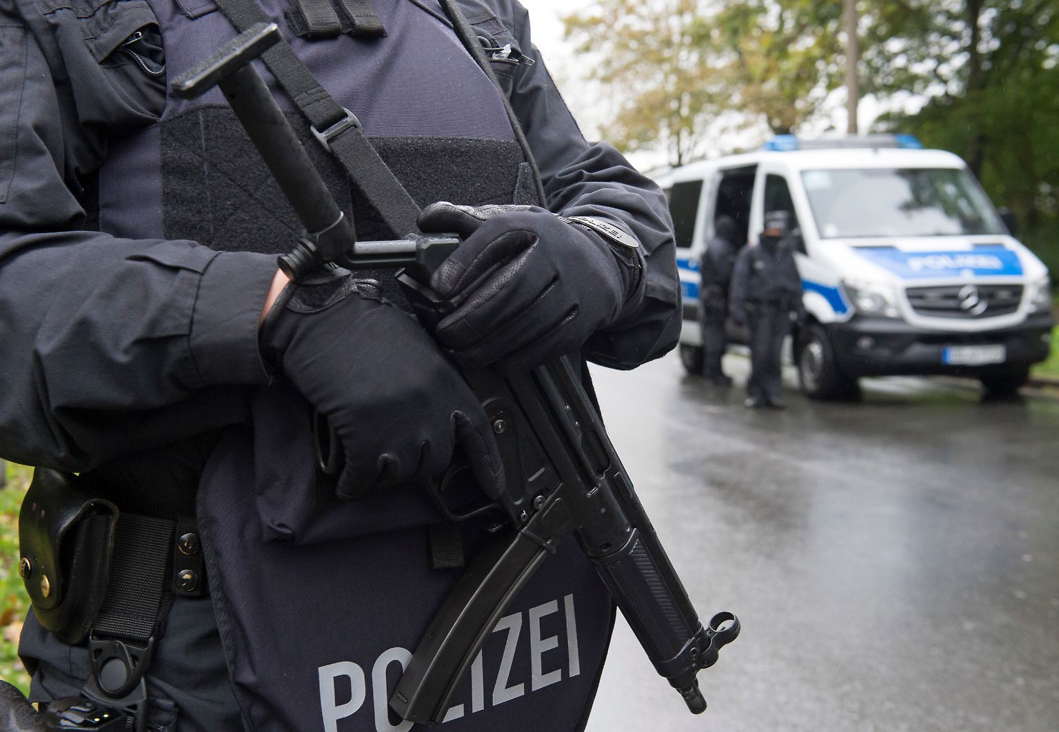 Ein massives Polizeiaufgebot reißt die Menschen in Chemnitz aus dem Alltag.