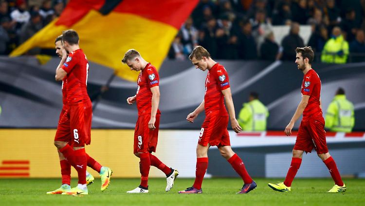Mit hängenden Köpfen verlassen die Tschechen das Spielfeld.