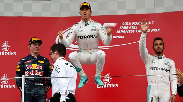 Nico Rosberg hüpft vor Freude, Lewis Hamilton ist bedient.