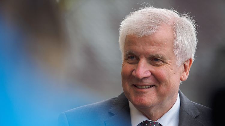 Parteichef Seehofer ist bereit, sich für bundesweite Volksentscheide einzusetzen.
