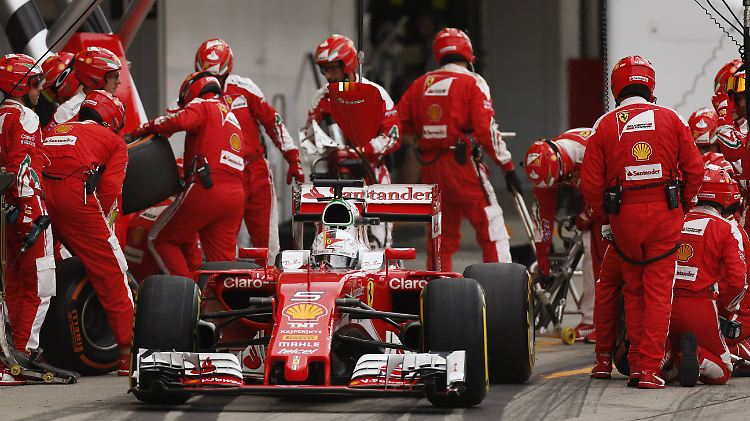 Während Lewis Hamilton auf neuen Reifen schnelle Runden fuhr, musste Sebastian Vettel auf seinen zweiten Boxenstop warten.