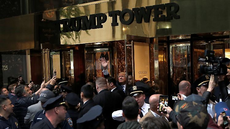 Donald Trump zeigte sich am Samstag kurz vor dem Trump Tower in New York. Ansonsten ließ er sich öffentlich nicht blicken.
