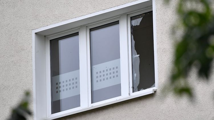In der Wohnung, in der der Mann sich zuvor aufhielt, ging eine Scheibe zu Bruch.