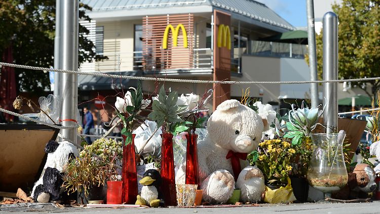Die Opfer bleiben unvergessen: Blumen und Stofftiere liegen gegenüber einer McDonald's-Filiale auf dem Gehweg vor dem Olympia-Einkaufszentrum in München.