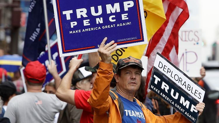 Seine Fans halten zu ihm: Vor dem Trump Tower in New York demonstrieren Anhänger für den republikanischen Kandidaten.