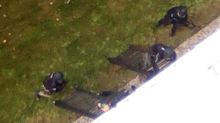 Zugriff mit Sturmleitern: Schwer bewaffnete Spezialeinsatzkräfte der Polizei bei der Dursuchung einer Wohnung im Chemnitzer Osten.