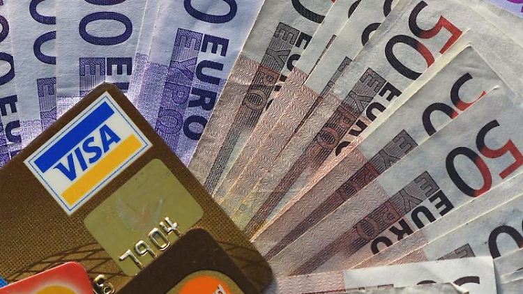 Bargeld und Geldkarten sind für Urlauber wichtig.