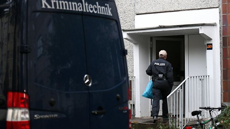 Polizei und Kriminaltechnik im Stadtteil Paunsdorf in Leipzig.