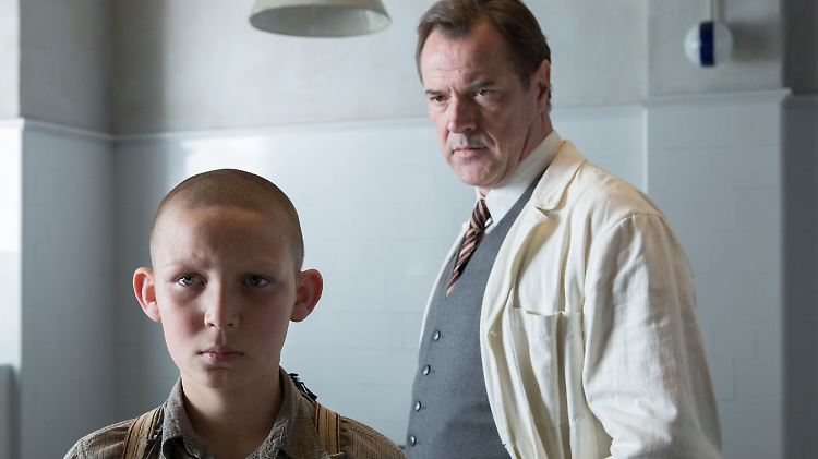 Ernst Lossa (Ivo Pietzcker) wird in die Anstalt von Dr. Veithausen (Sebastian Koch) eingewiesen.