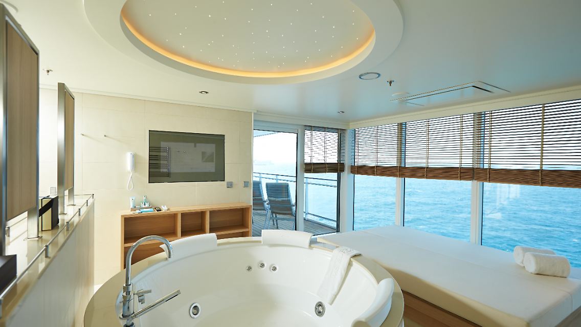 13_G_Owner_Suite__Whirlpool_Daybed_HLKF_MS-EUROPA-2_Owner-Suite_5654.jpg