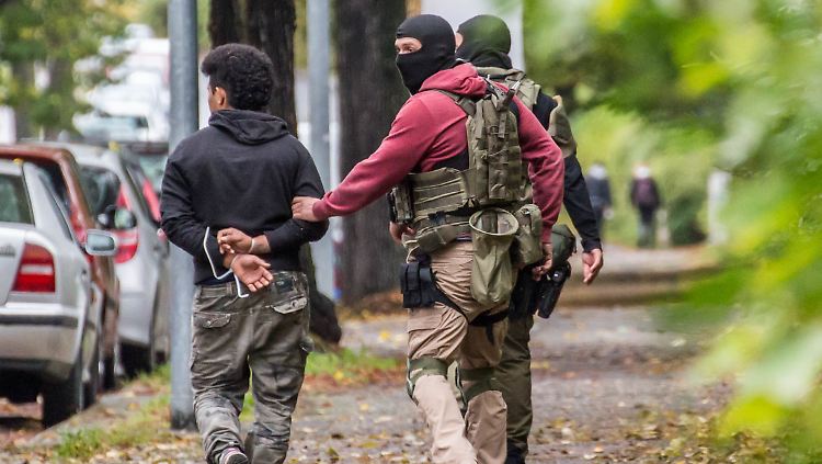 Polizisten nehmen am Wochenende in Chemnitz einen Mann fest.