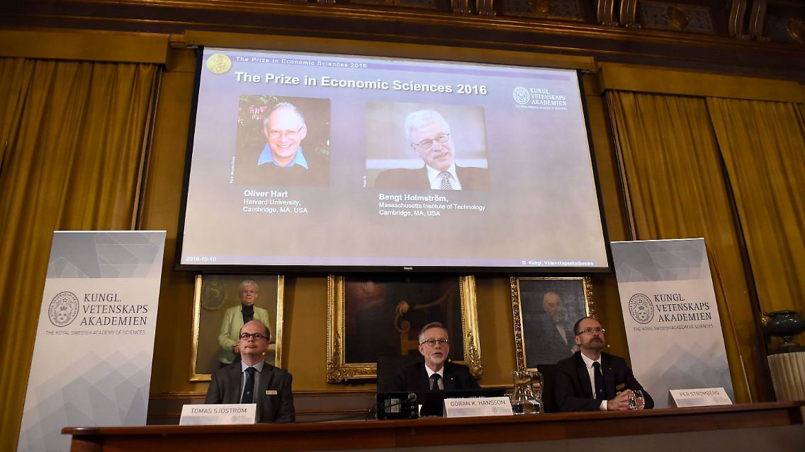 Das Nobelpreis-Komitee gibt die Preisträger bekannt.