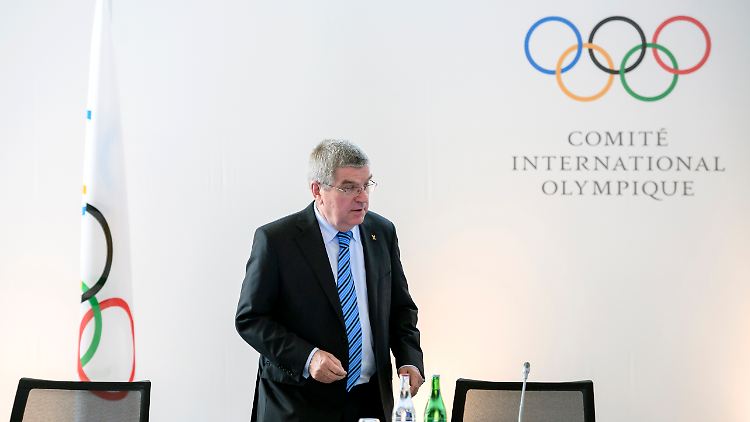Thomas Bach schweigt zu seinem Pass-Privileg. Dafür soll sich nun die Regierung äußern.