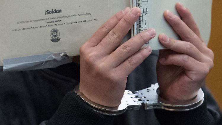 Angeklagt sind neben dem 16-jährigen Sohn noch dessen Cousin, die 45-jährige Cousine der getöteten Frau und deren Kinder.