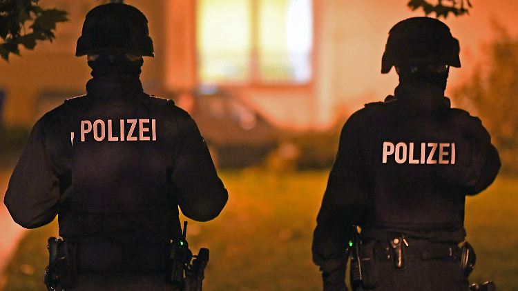 Polizisten am Wochenende bei dem Einsatz in Chemnitz: Der Verdächtige wurde später in Leipzig gefasst.