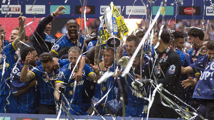 Im Wembley-Stadion gelang dem AFC Wimbledon der Aufstieg in die 3. Liga. Im Dezember steht das Match mit dem Erzrivalen MK Dons bevor. In der Tabelle hat der AFC das "Original" bereits überholt.
