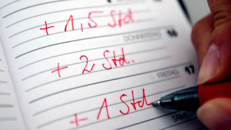 Laut dem Arbeitsreport des BAuA erreicht über die Hälfte der befragten Vollzeitbeschäftigten Wochenarbeitszeiten von 44 bis 47 Stunden oder länger. Foto: Oliver Berg