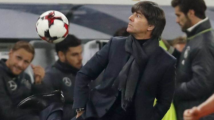 Kick it like Löw: Der Bundestrainer will gegen Nordirland mehr als einen Sieg.