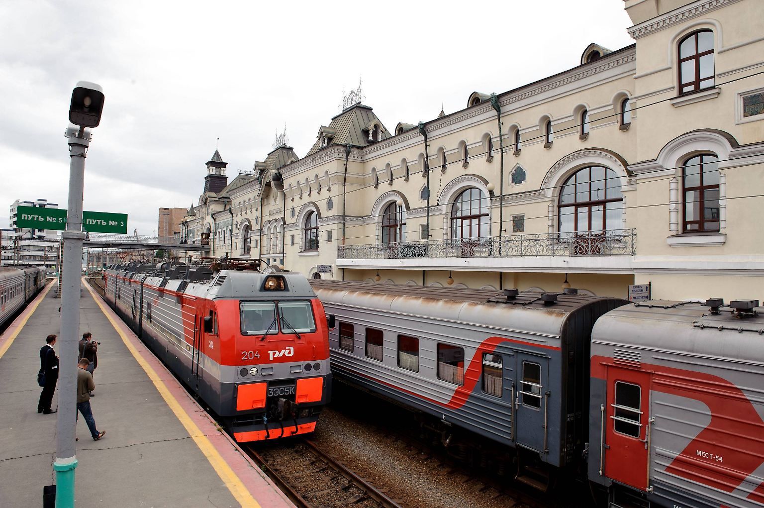 Die Transsibirische Eisenbahn ist ein Teil der russischen Identität. Die Eisenbahnstrecke führt von Moskau bis nach Wladiwostok am Pazifik und ist mit 9288 Kilometer die längste der Welt. Im Oktober 2016 feiert die Transsib ihren 100. Geburtstag. 