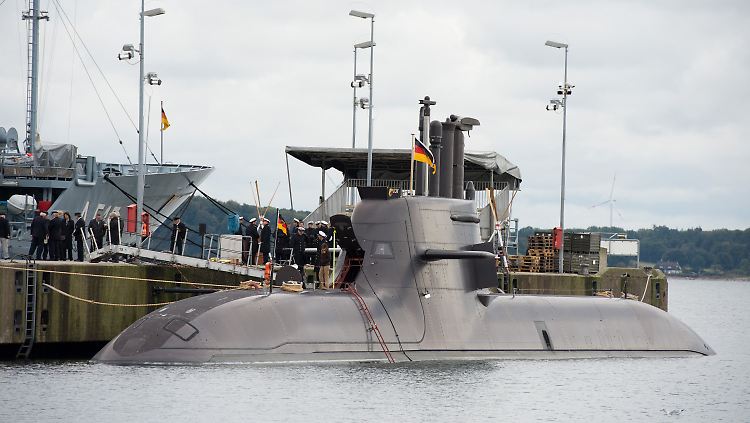 Festakt zur Indienststellung am Kai im Marinestützpunkt in Eckernförde: U36 ist für die Bundeswehr das sechste und vorerst letzte U-Boot der Baureihe "212A".