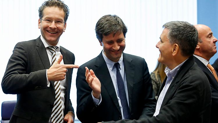 Euro-Gruppenchef Dijsselbloem (l.) mit dem griechischen Finanzminister Euclid Tsakalotos (r.) sowie dessen Stellvertreter Chouliarakis (m.) in Brüssel.